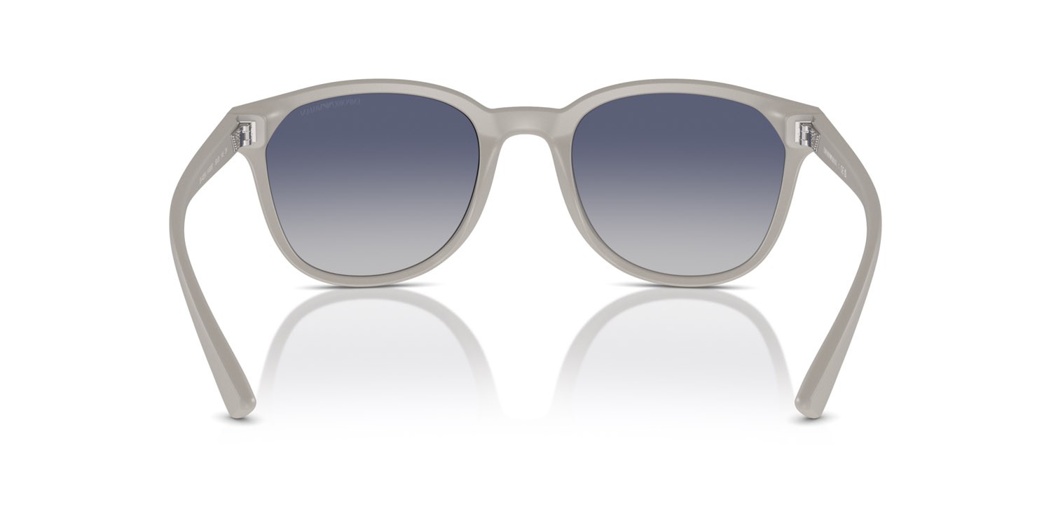 Occhiali da sole Emporio Armani EA 4225U (610087) colore grigio chiaro opaco forma pantos lenti grigio scuro