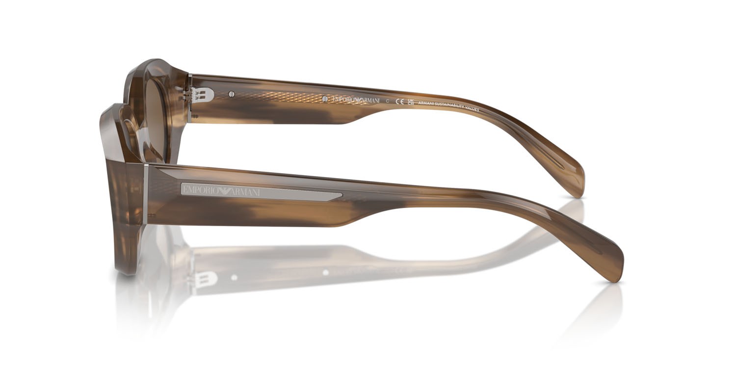 Occhiali da sole Emporio Armani EA 4230U (614973) colore marrone brillante striato forma irregolare lenti marrone scuro