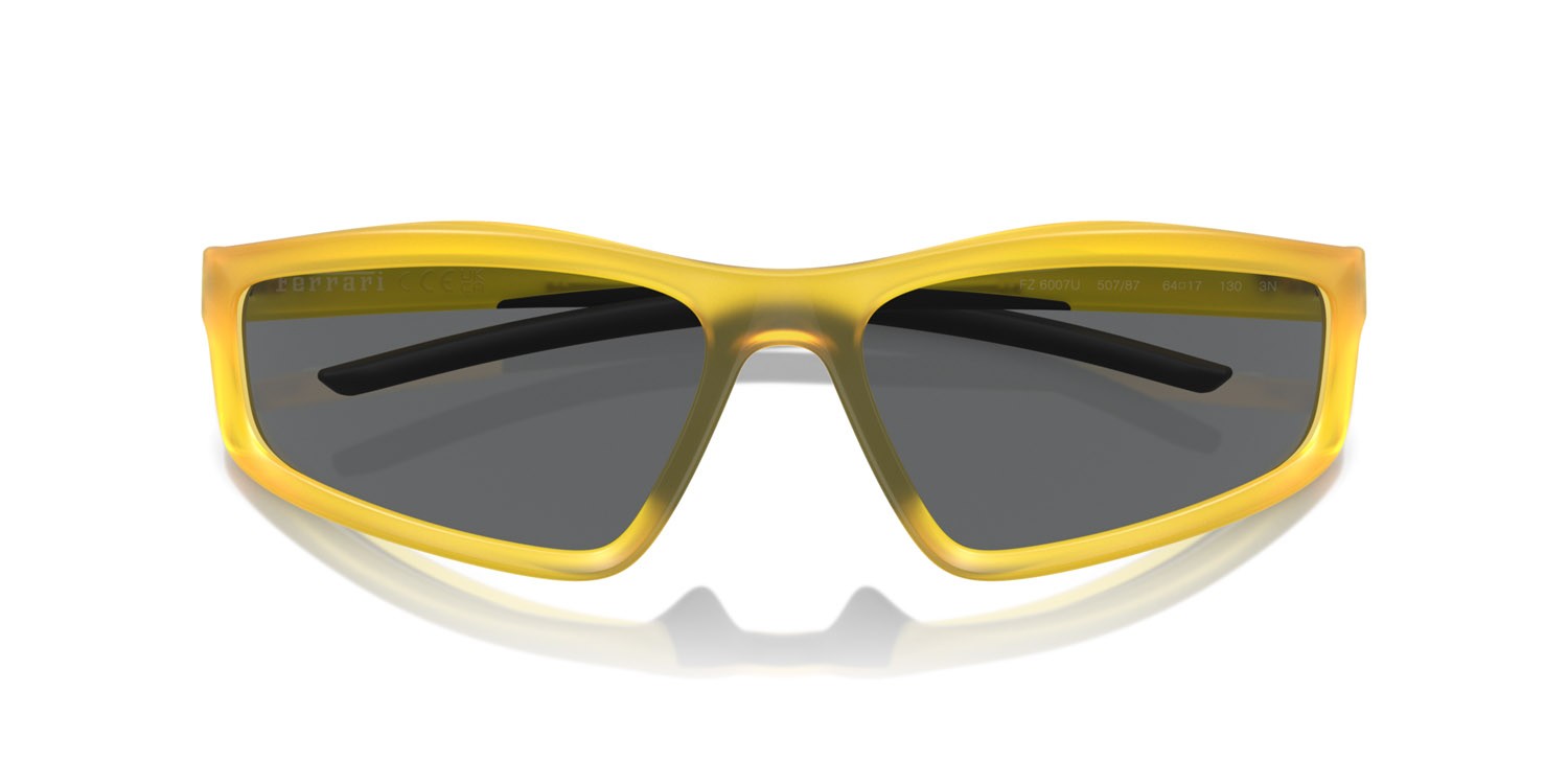 Occhiali da sole Ferrari Scuderia FZ 6007U (507/87) colore yellow opal matte forma irregolare lenti grigio