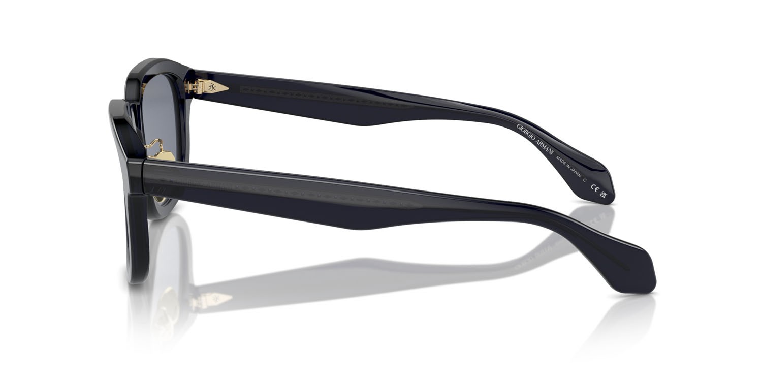 Occhiali da sole Giorgio Armani AR 8206 (606419) colore blu trasparente forma quadrato lenti blu