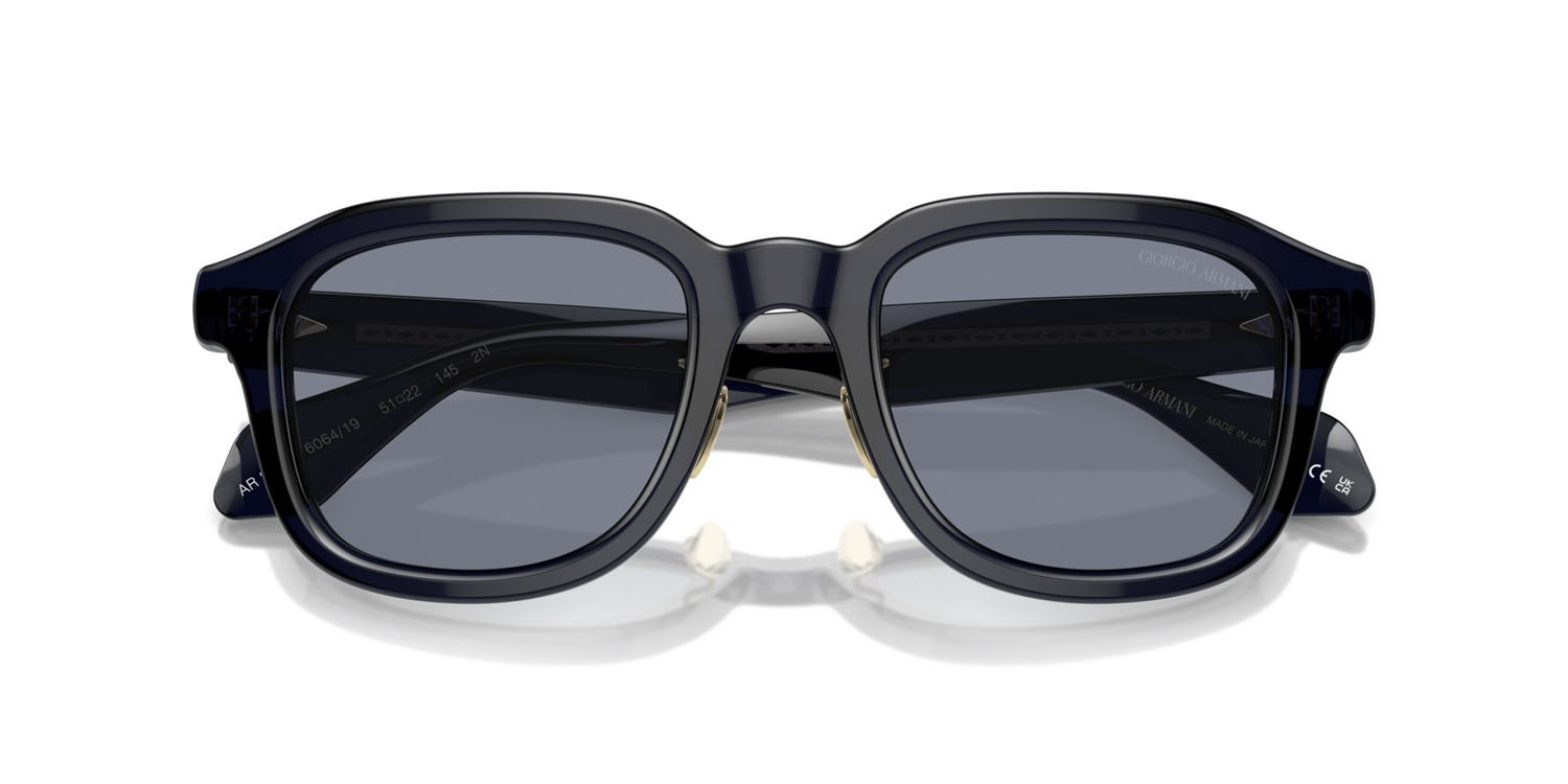 Occhiali da sole Giorgio Armani AR 8206 (606419) colore blu trasparente forma quadrato lenti blu
