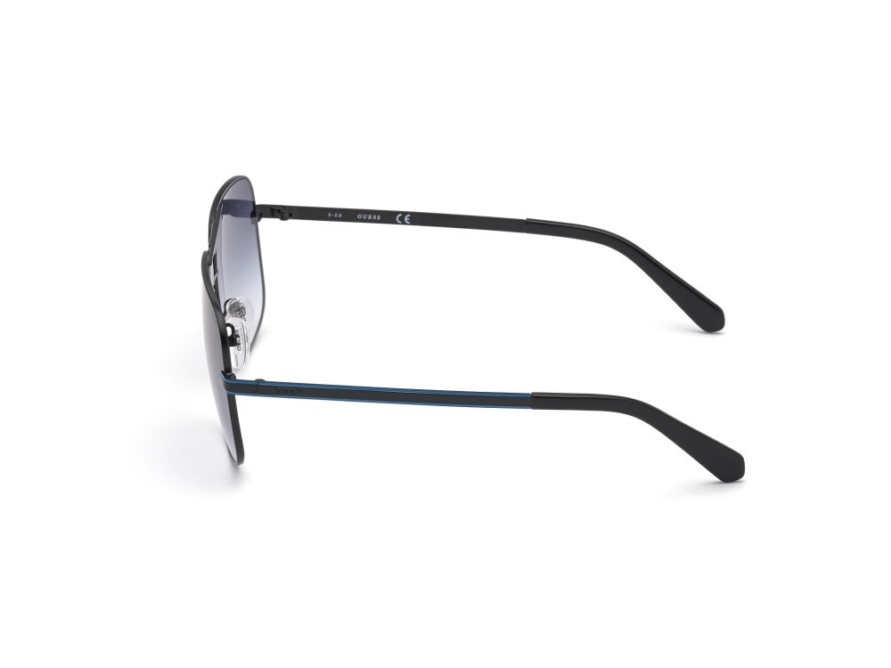 Occhiali da sole Guess GU00026 (02W) colore nero opaco forma navigator lenti blu grad.