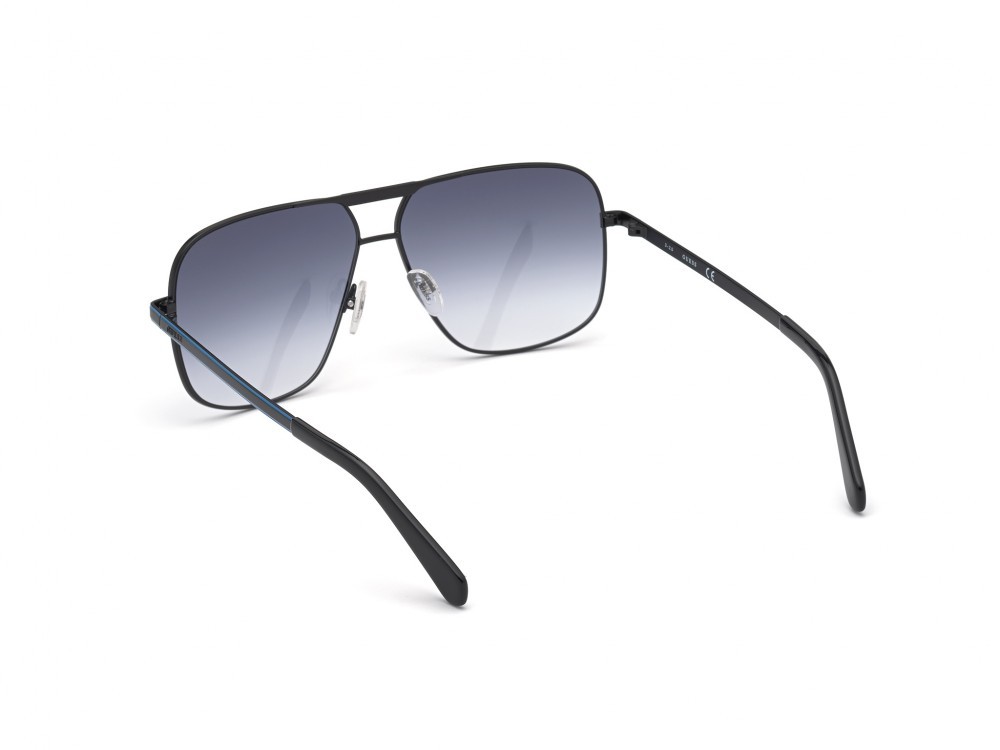 Occhiali da sole Guess GU00026 (02W) colore nero opaco forma navigator lenti blu grad.