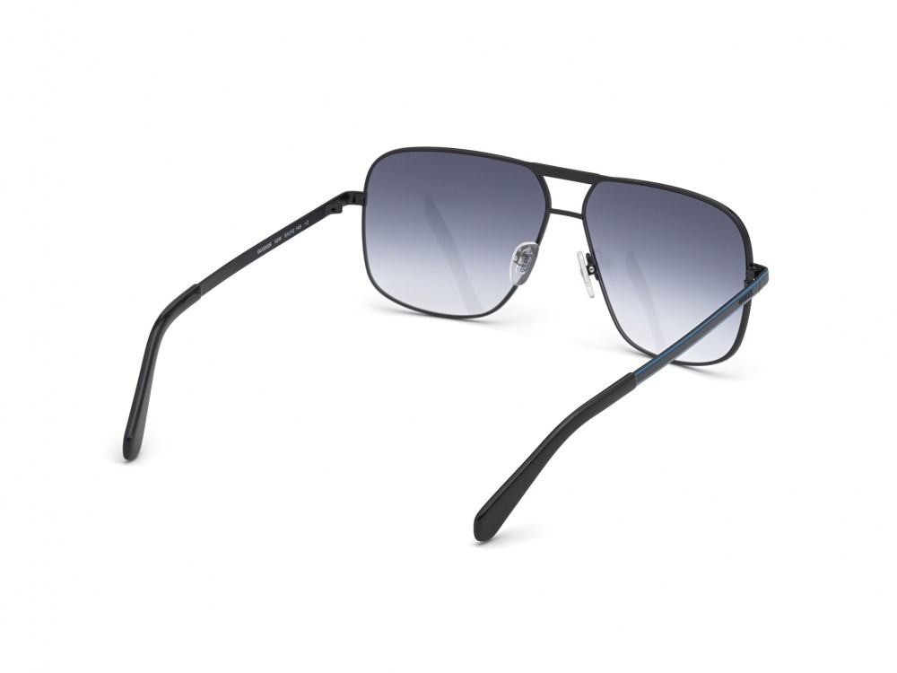 Occhiali da sole Guess GU00026 (02W) colore nero opaco forma navigator lenti blu grad.