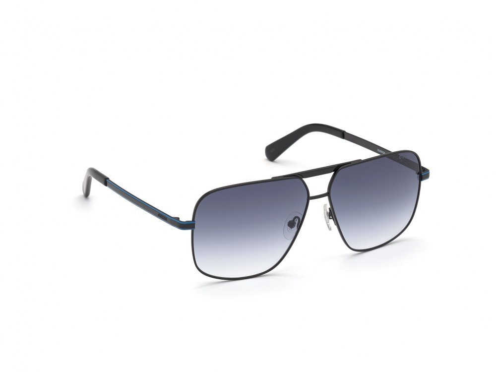 Occhiali da sole Guess GU00026 (02W) colore nero opaco forma navigator lenti blu grad.