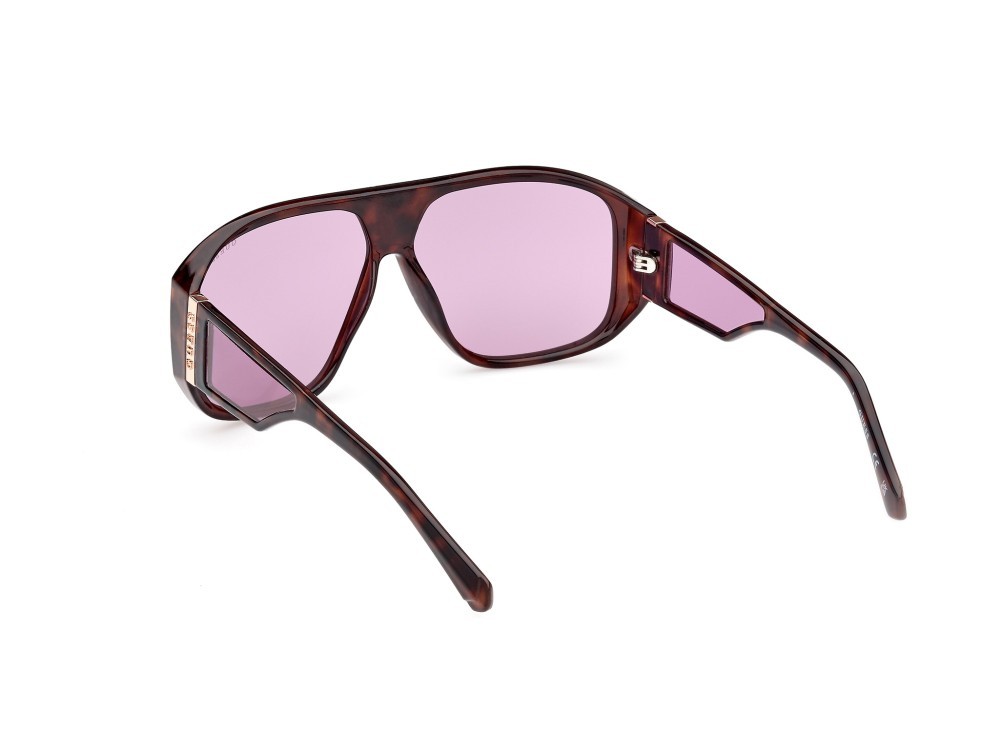 Occhiali da sole Guess GU00135 (52Y) colore avana scura forma mask lenti viola