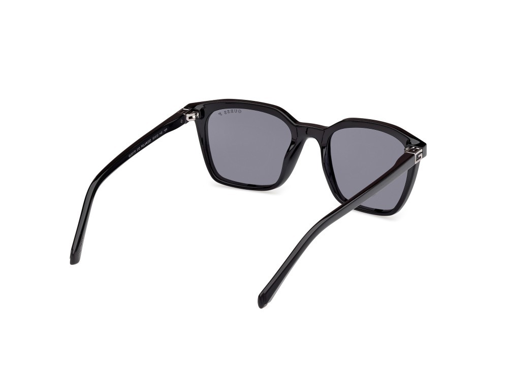 Occhiali da sole Guess GU00170 (01D) colore nero lucido forma quadrato lenti fumo polarizzato