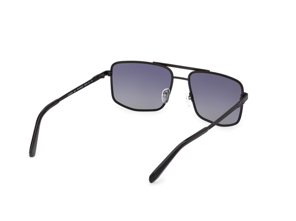 Occhiali da sole Guess GU00208 (02D) colore nero opaco forma navigator lenti fumo polar.