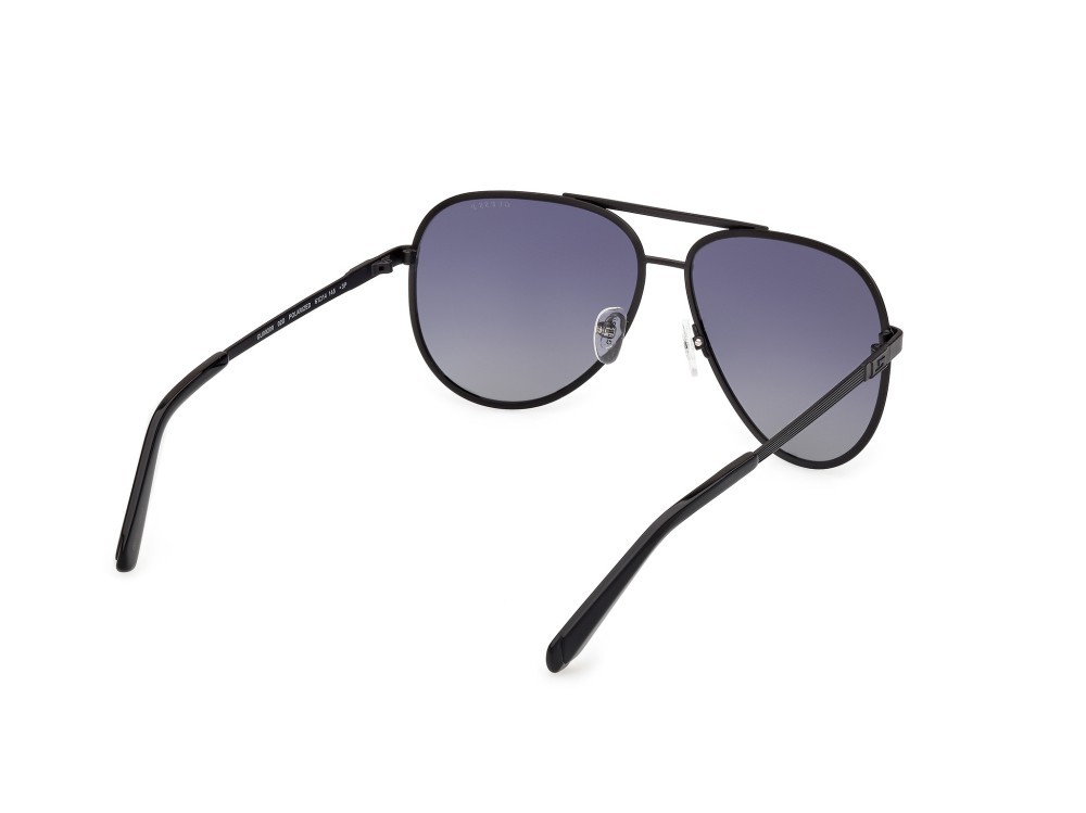 Occhiali da sole Guess GU00209 (02D) colore nero opaco forma aviator lenti fumo polar.