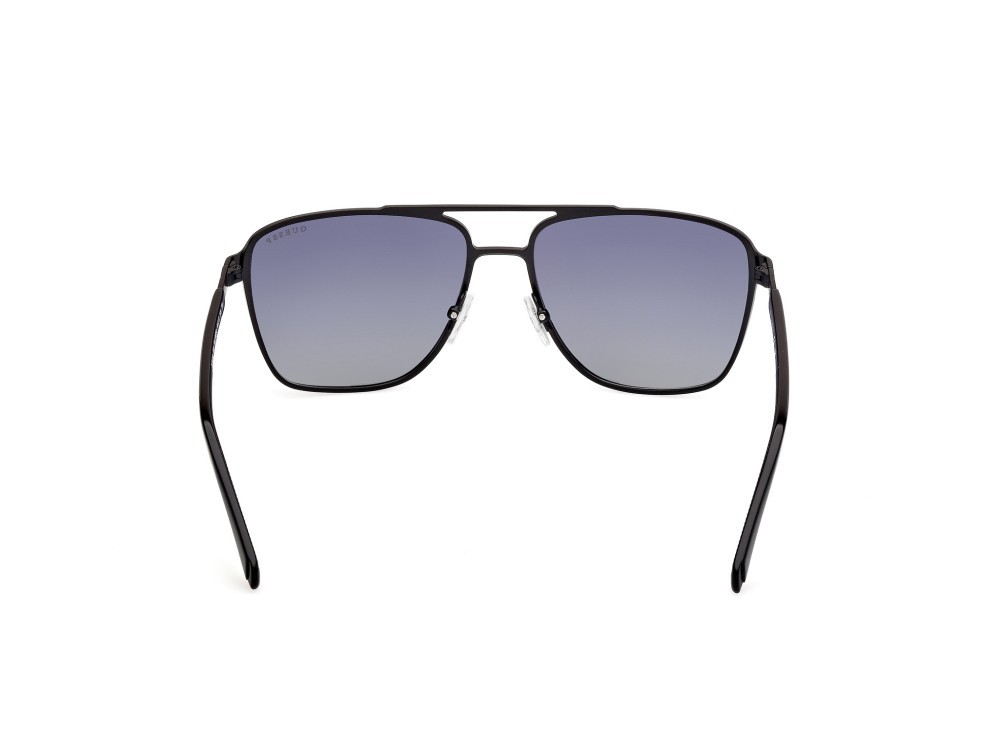 Occhiali da sole Guess GU00210 (02D) colore nero opaco forma navigator lenti fumo polar.