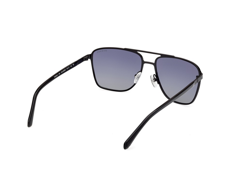 Occhiali da sole Guess GU00210 (02D) colore nero opaco forma navigator lenti fumo polar.