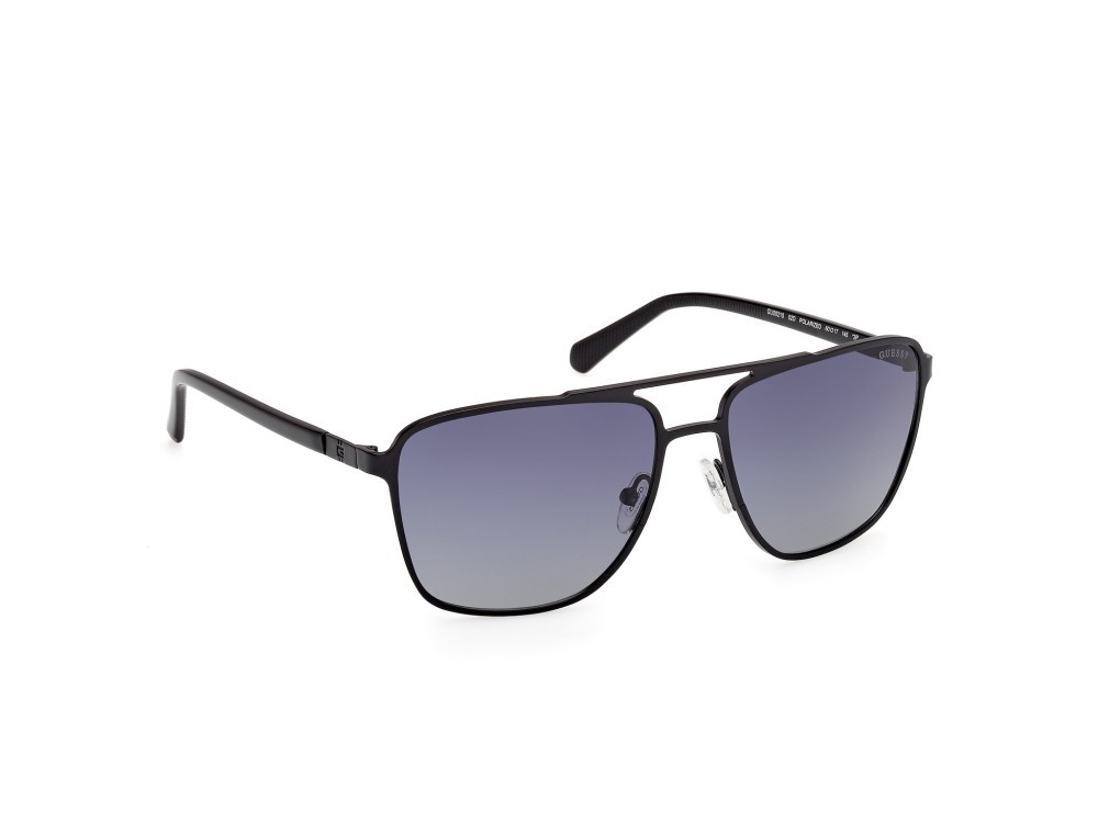 Occhiali da sole Guess GU00210 (02D) colore nero opaco forma navigator lenti fumo polar.