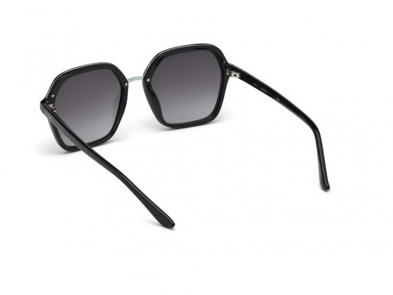 Occhiali da sole Guess GU7557 (01B) colore nero lucido forma geometrico lenti fumo grad.