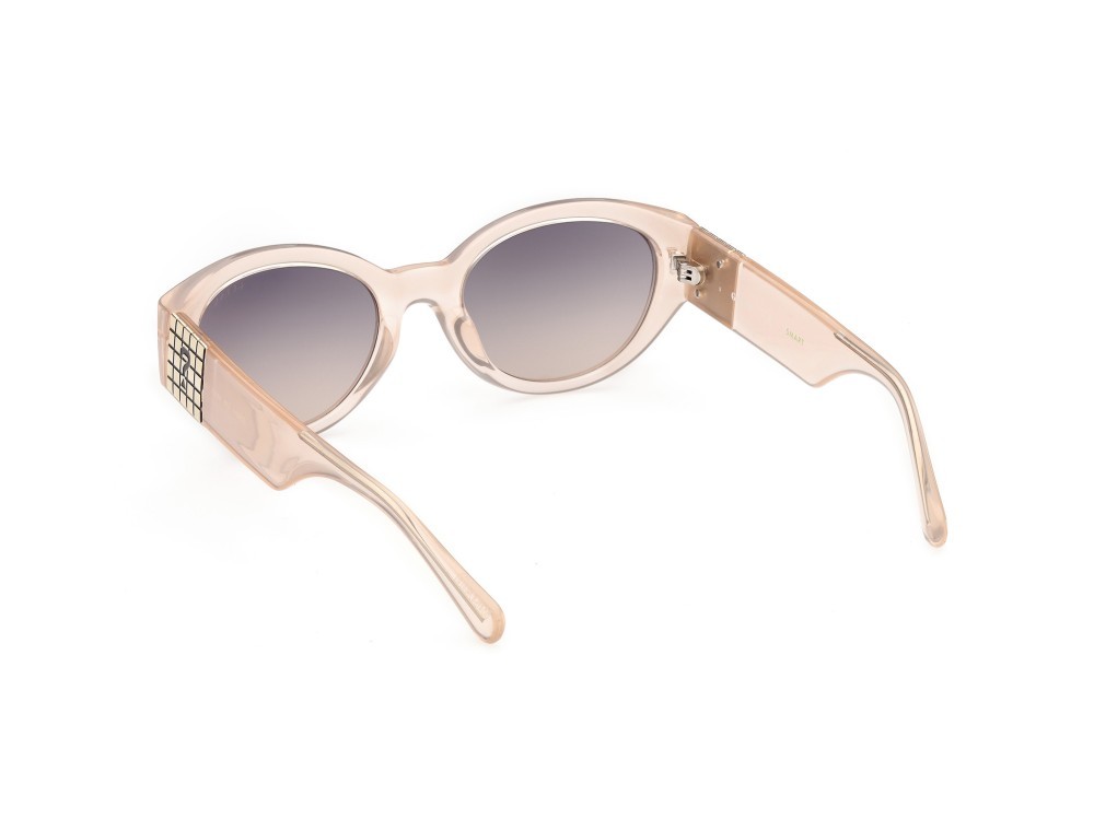Sonnenbrillen Guess GU8241 (57B) farbe beige lucido form oval gläser fumo grad.