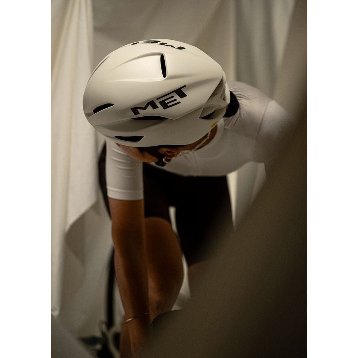 Caschi bici MET Manta mips wax white opaco 3HM133 WW1 