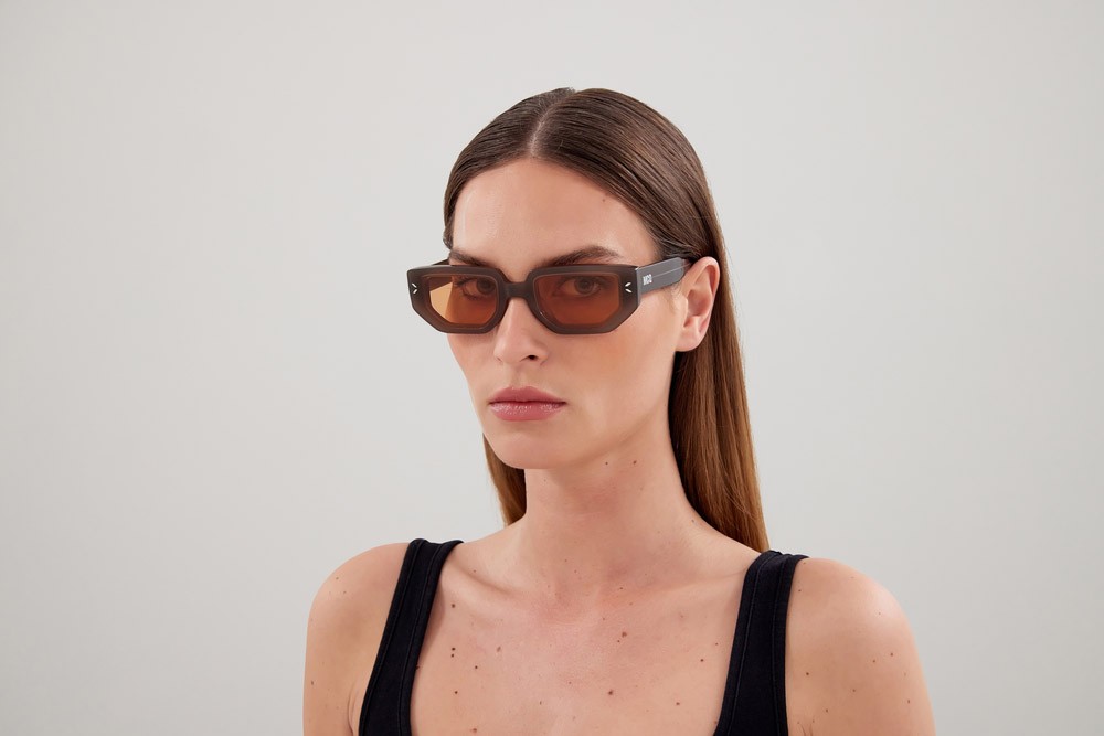 Sonnenbrillen McQ MQ0362S-003 farbe marrone form rechteckig gläser arancione