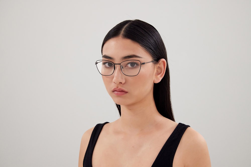 Eyeglasses McQ MQ0370O-001 color nero shape cat eye lenses trasparente