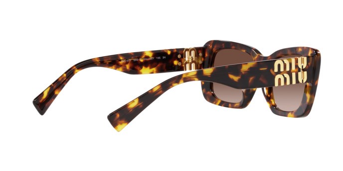 Occhiali da sole Miu Miu MU 07YS (VAU6S1) colore havana miele forma rettangolare lenti marrone sfumato