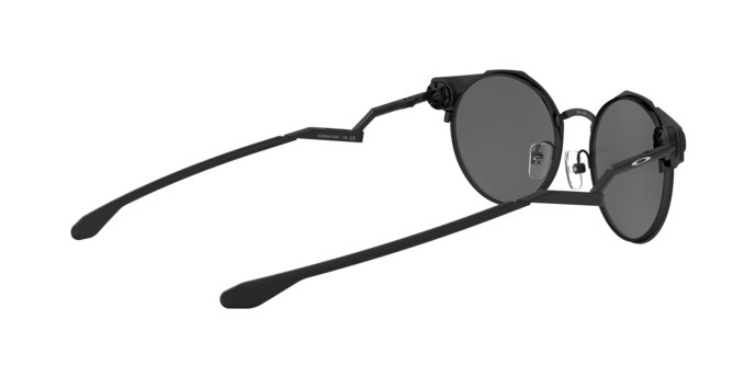 Occhiali da sole Oakley Deadbolt OO 6046 (604603) colore satin black forma rotondo lenti prizm black polarized
