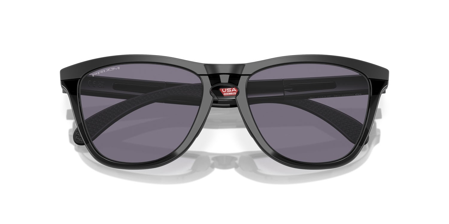 Occhiali da sole Oakley Frogskins Range OO 9284 (928411) colore nero opaco forma quadrato lenti prizm grey