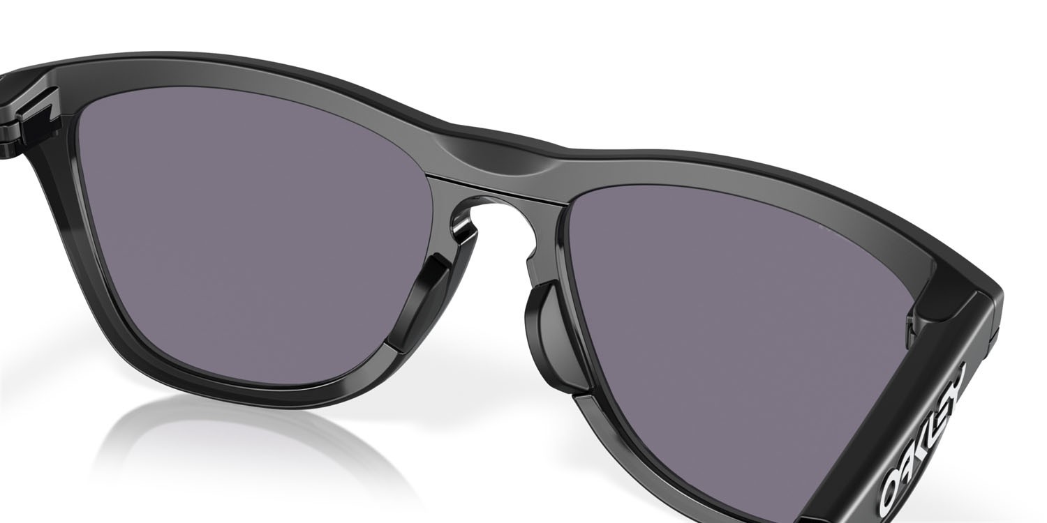 Occhiali da sole Oakley Frogskins Range OO 9284 (928411) colore nero opaco forma quadrato lenti prizm grey