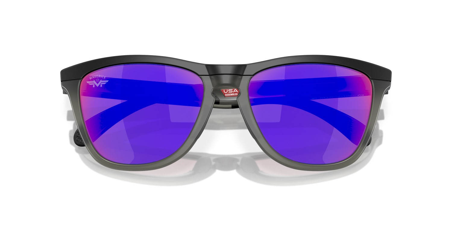 Occhiali da sole Oakley Frogskins Range Maverick Viñales OO 9284 (928413) colore matte black/matte grey smoke forma quadrato lenti prizm road