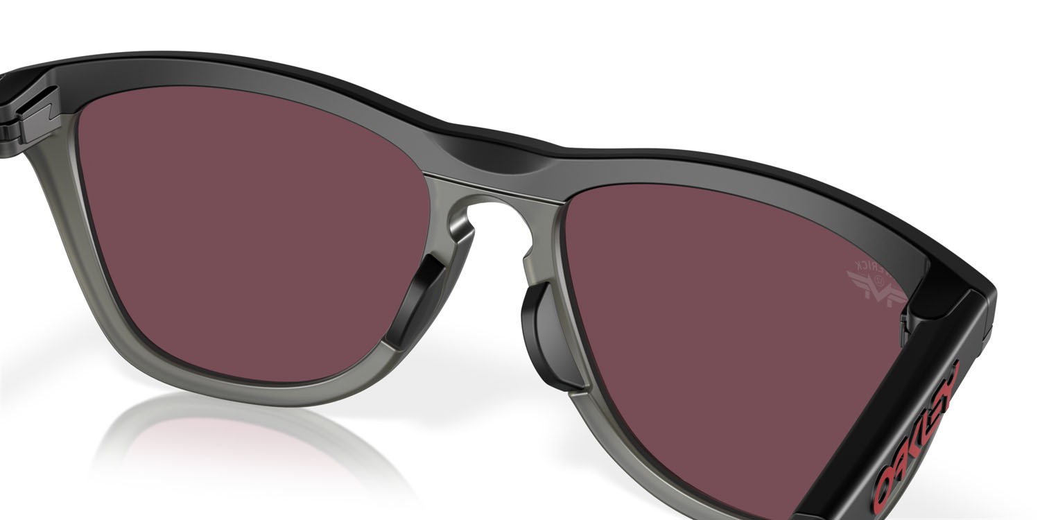 Occhiali da sole Oakley Frogskins Range Maverick Viñales OO 9284 (928413) colore matte black/matte grey smoke forma quadrato lenti prizm road