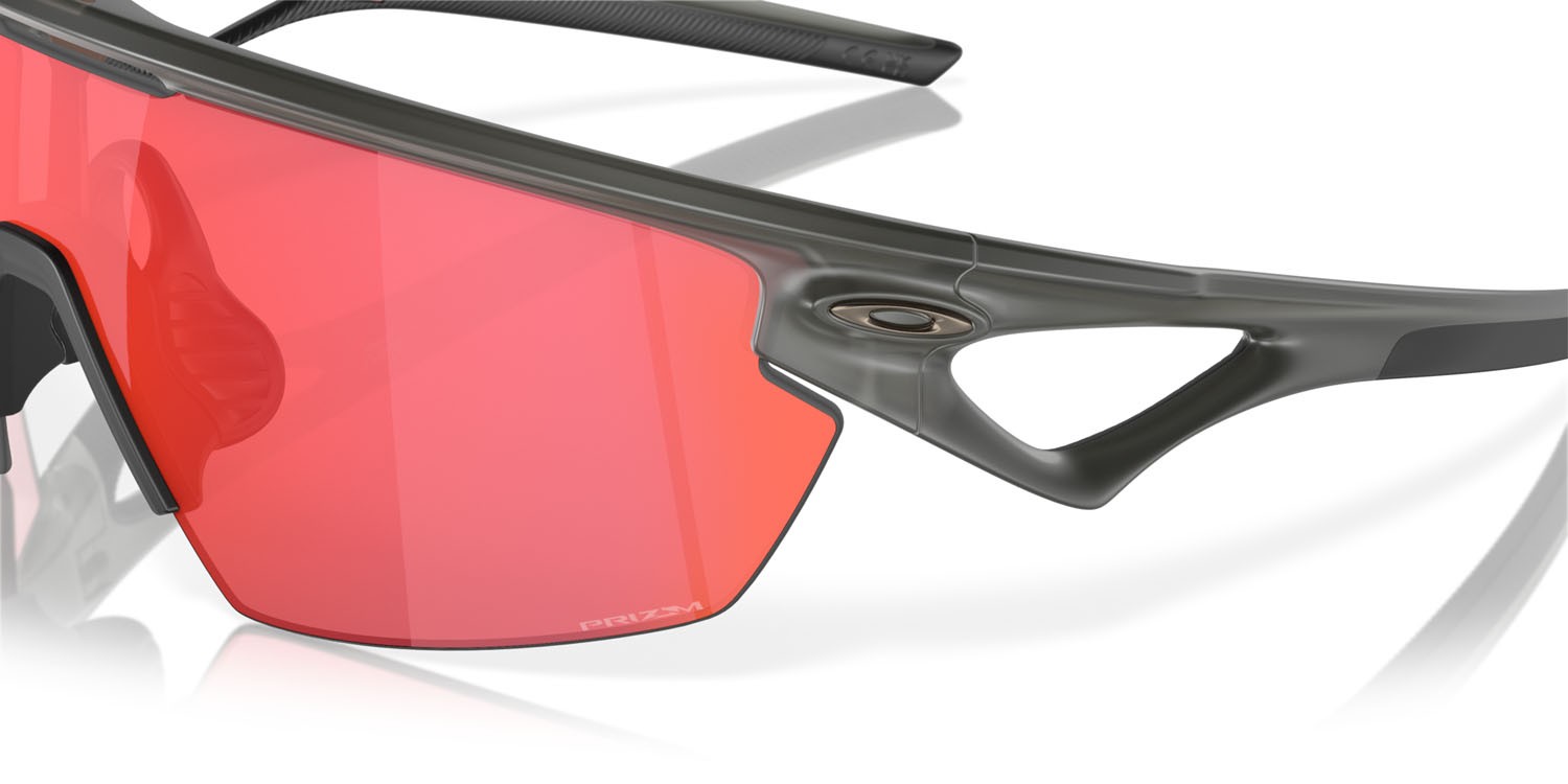 Occhiali da sole Oakley Sphaera OO 9403 (940309) colore grigio fumo opaco forma mask lenti prizm trail torch