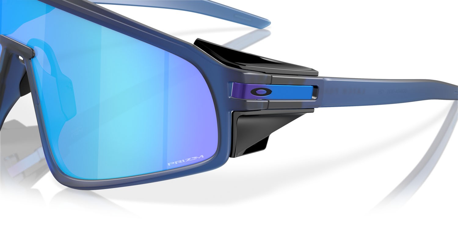 Sonnenbrillen Oakley Latch Panel OO 9404 (940406) farbe blu navy opaco trasparente form maske gläser prizm sapphire