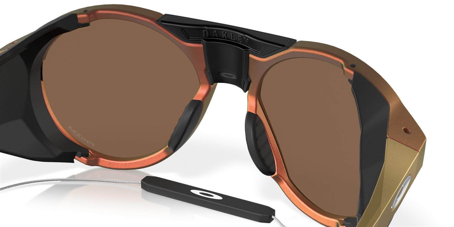 Occhiali da sole Oakley Clifden OO 9440 (944023) colore matte red gold colorshift forma rotondo lenti prizm bronze