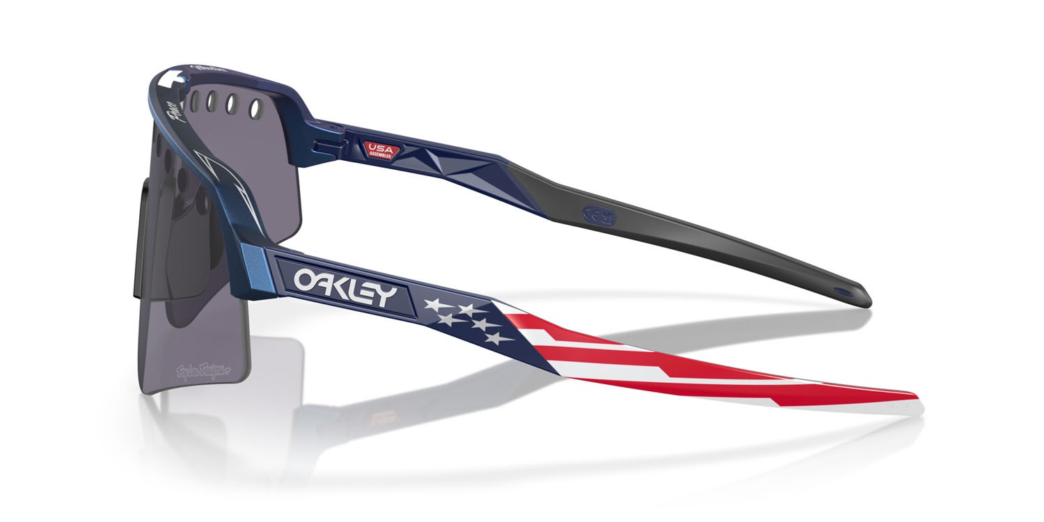 Occhiali da sole Oakley Sutro Lite Sweep Troy Lee Designs OO 9465 (946528) colore troy lee designs blue colorshift forma mask lenti prizm grey