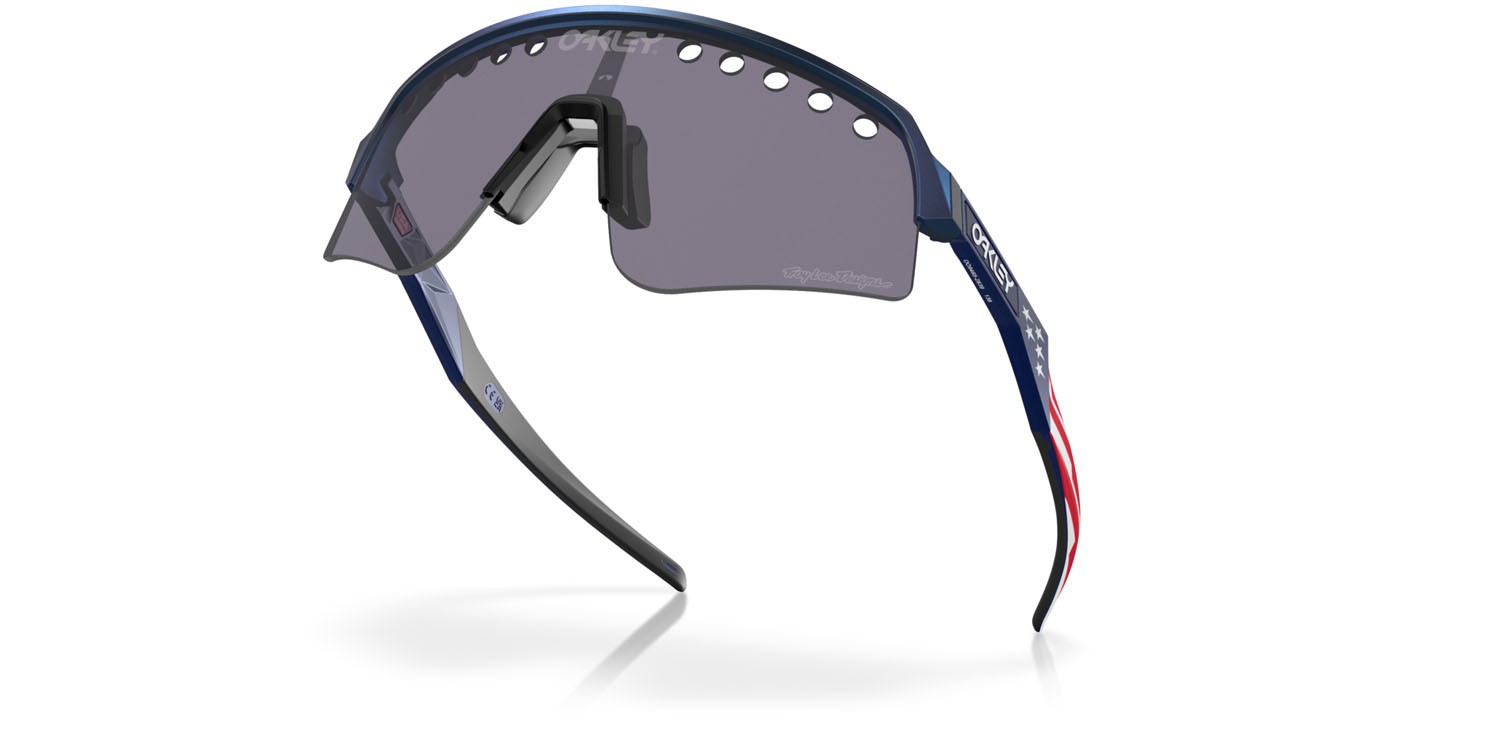 Occhiali da sole Oakley Sutro Lite Sweep Troy Lee Designs OO 9465 (946528) colore troy lee designs blue colorshift forma mask lenti prizm grey