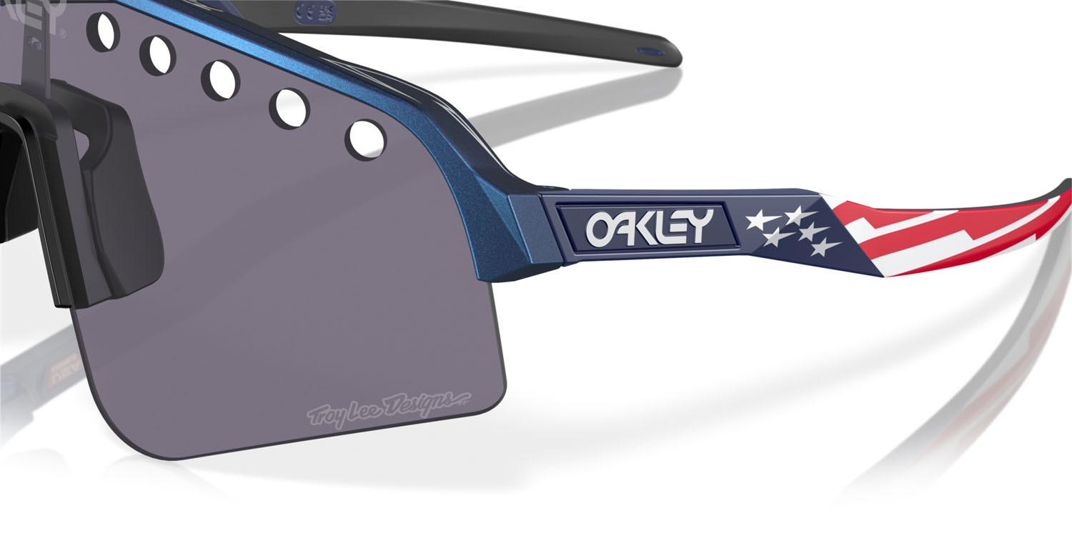 Occhiali da sole Oakley Sutro Lite Sweep Troy Lee Designs OO 9465 (946528) colore troy lee designs blue colorshift forma mask lenti prizm grey
