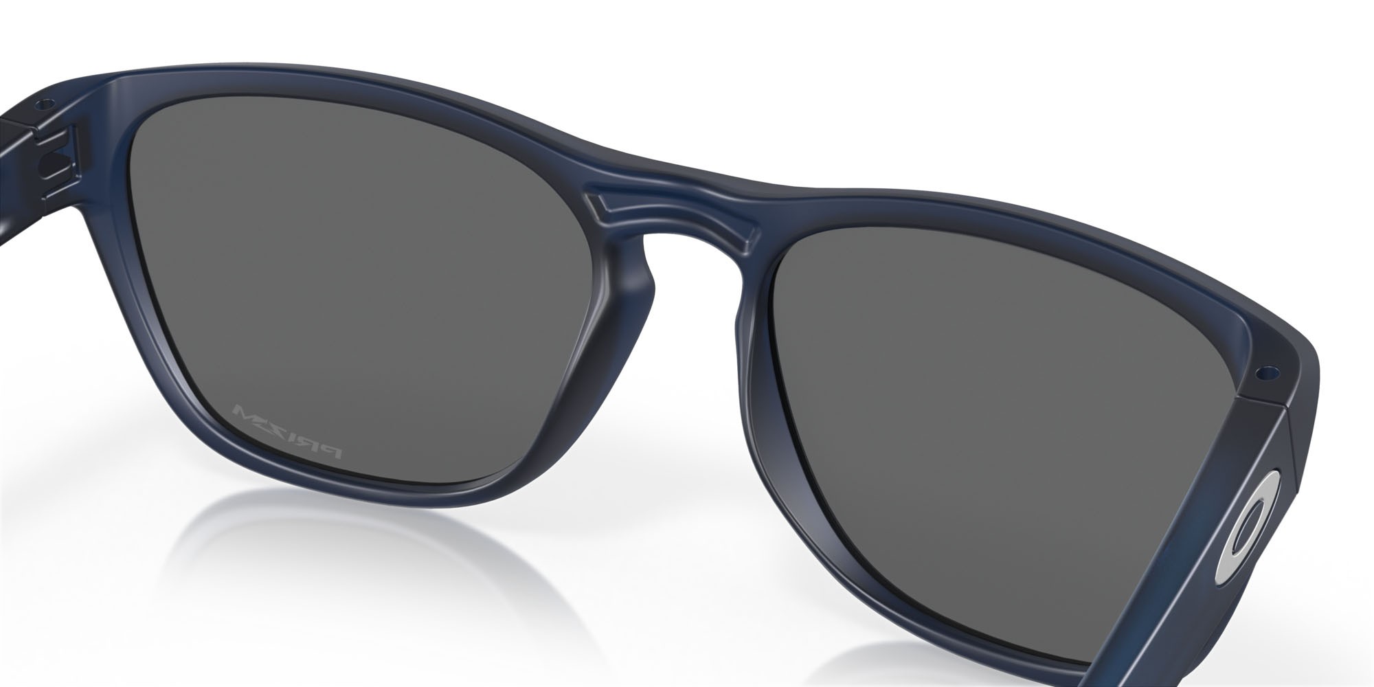 Sonnenbrillen Oakley Manorburn OO 9479 (947916) farbe blu opaco traslucido form quadratisch gläser prizm black
