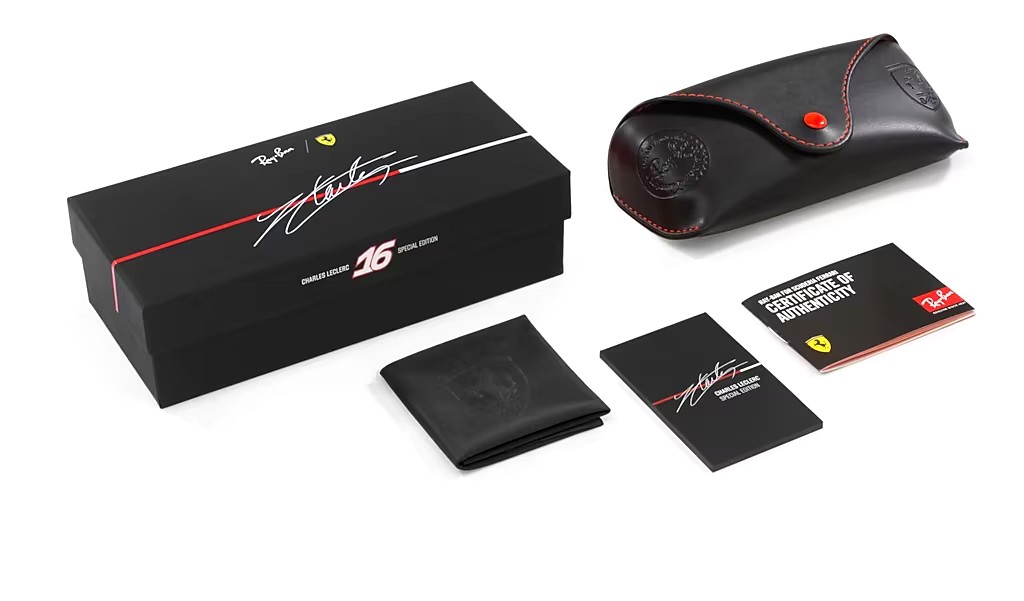 Sonnenbrillen Ray-Ban Scuderia Ferrari Leclerc Special Edition 2024 RB 4433M (F625H2) farbe bianco form quadratisch gläser viola/argento