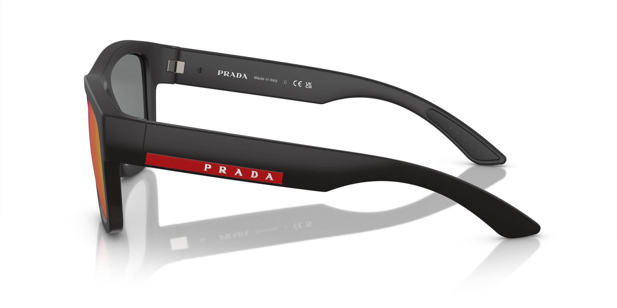 Occhiali da sole Prada Linea Rossa PS 01ZS (DG008F) colore nero effetto gommato forma quadrato lenti grigio scuro specchiato blu/rosso