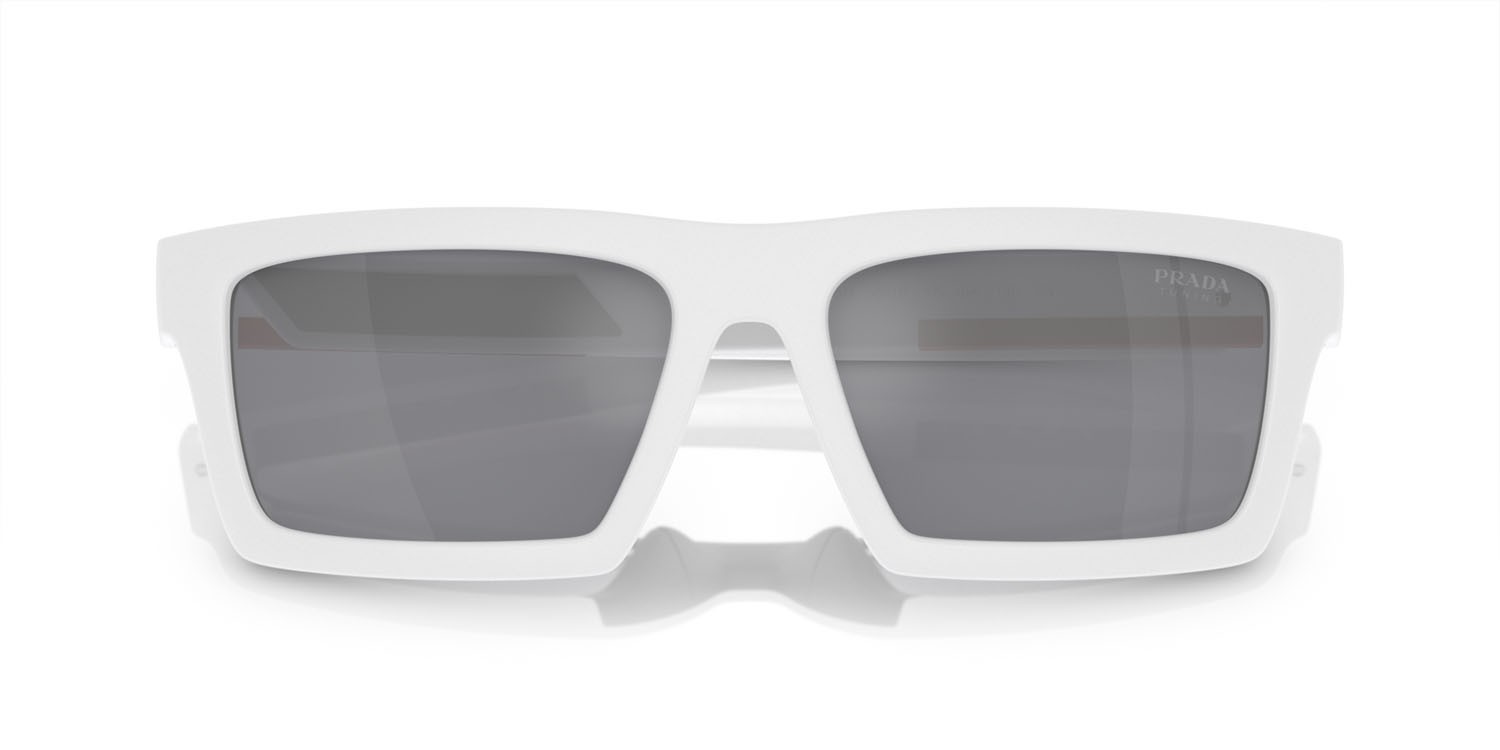 Occhiali da sole Prada Linea Rossa PS 02ZSU (17S40A) colore matte white/black rubber forma rettangolare lenti azzurro specchiato argento