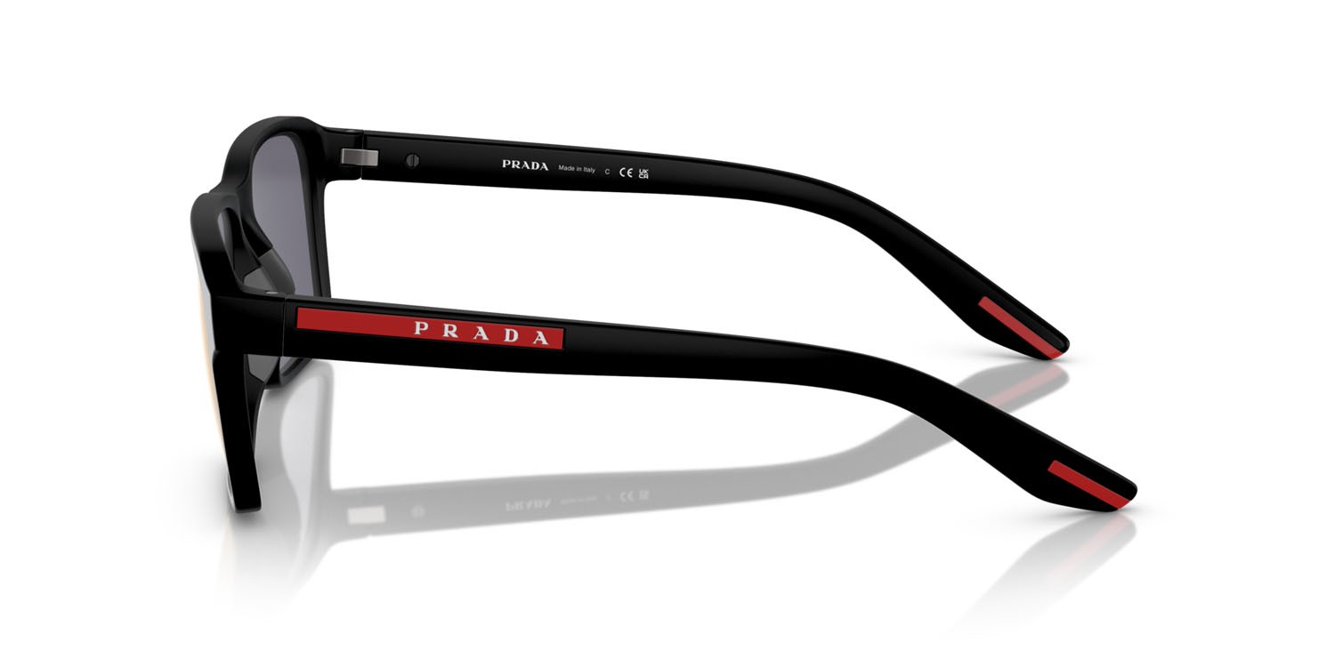 Sonnenbrillen Prada Linea Rossa PS 05YS (1BO10A) farbe nero opaco form rechteckig gläser dark grey mirror red tuning