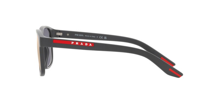 Occhiali da sole Prada Linea Rossa PS 06YS (UFK10A) colore gomma grigia forma quadrato lenti grigio scuro specchiato rosso