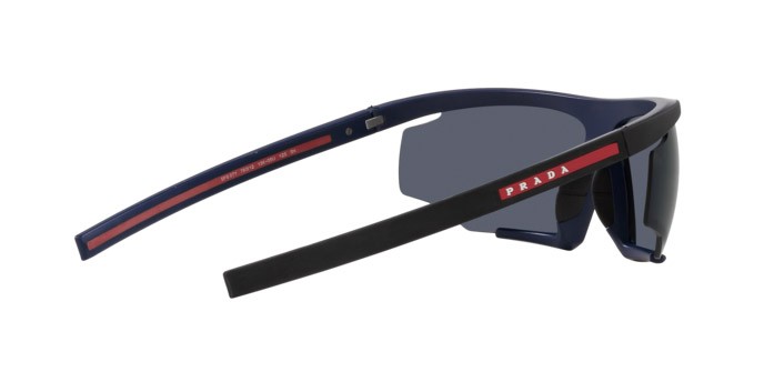 Occhiali da sole Prada Linea Rossa PS 07YS (13K05U) colore nero/rosso effetto gommato forma irregolare lenti blu specchiato