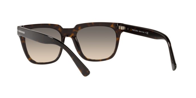 Occhiali da sole Prada PR 04YS (2AU718) colore tortoise forma quadrato lenti clear gradient grey