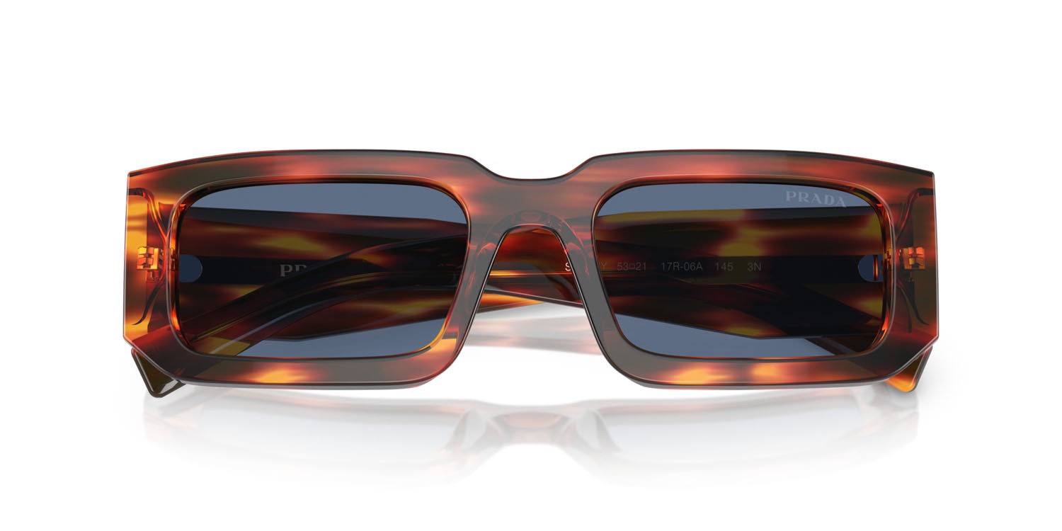 Occhiali da sole Prada PR 06YS (17R06A) colore striped radica forma rettangolare lenti blu scuro