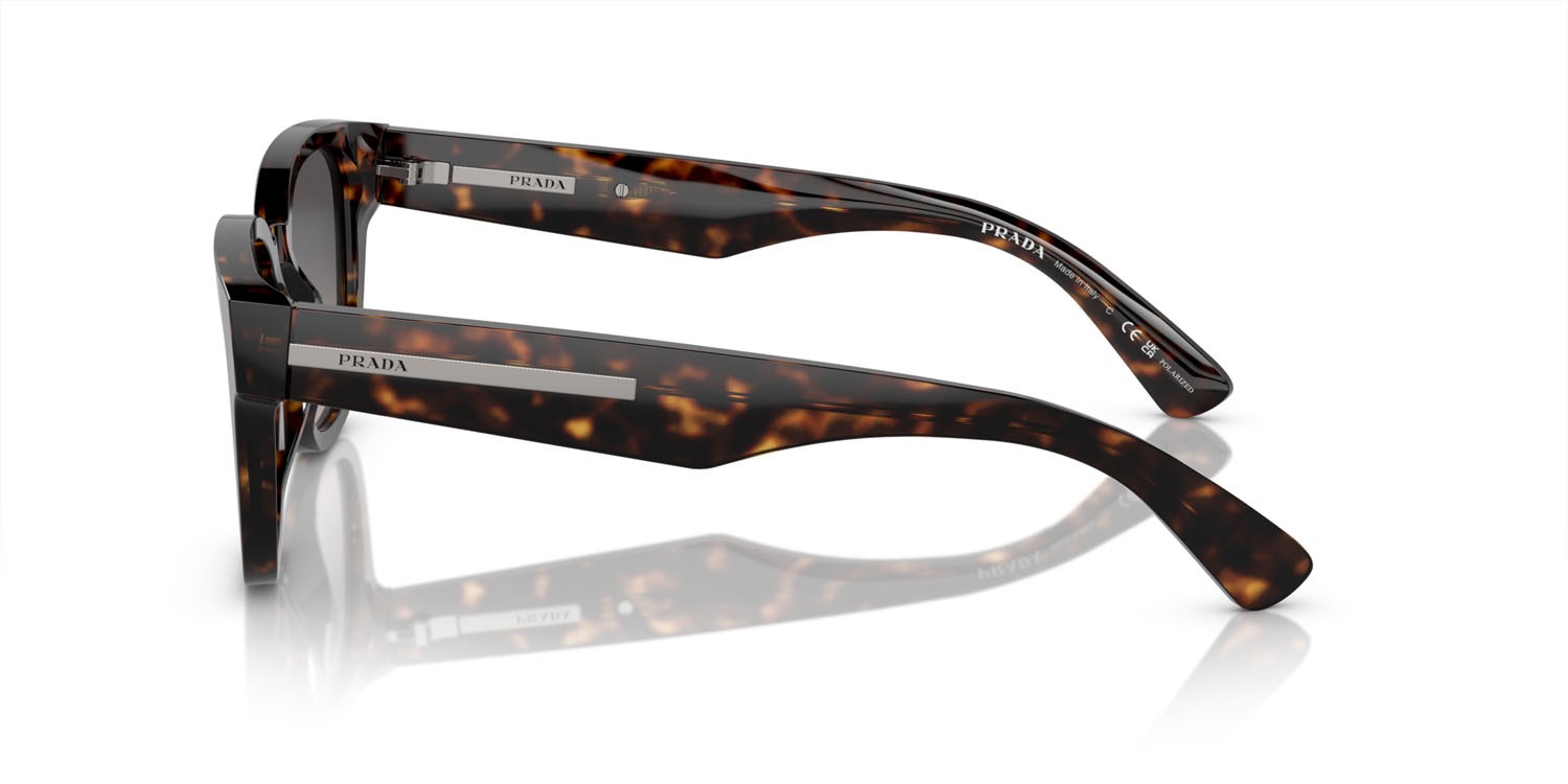 Occhiali da sole Prada PR A04S (19J09G) colore tartarugato forma quadrato lenti polarized grigia sfumata