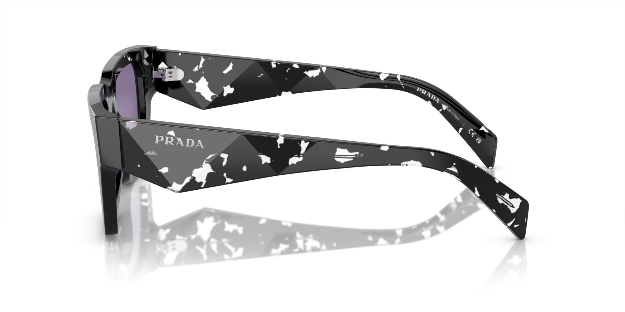Occhiali da sole Prada PR A06S (15O50B) colore cristallo nero tartarugato forma quadrato lenti violetto con specchiatura argento interna