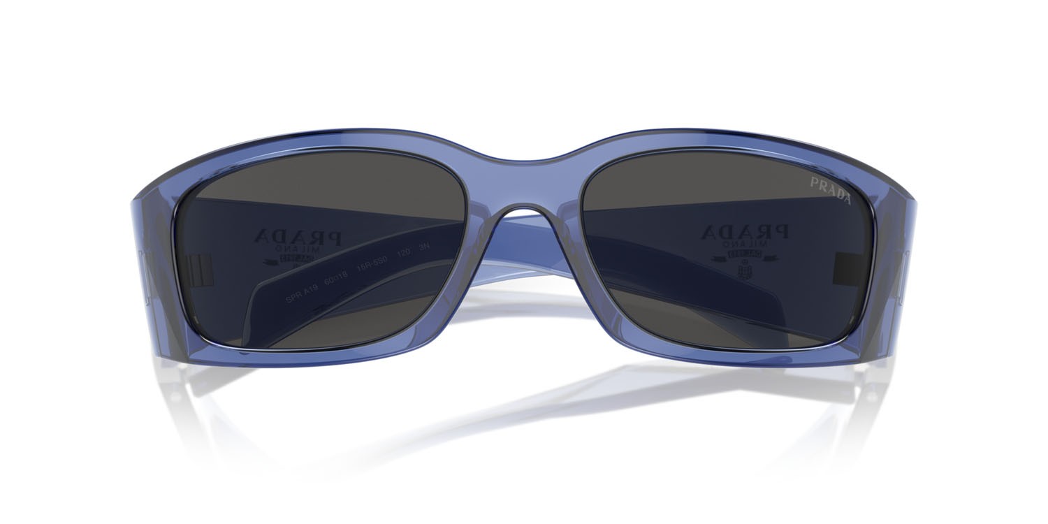 Occhiali da sole Prada PR A19S (15R5S0) colore transparent iris forma farfalla lenti grigio scuro