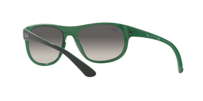 Sonnenbrillen Ray-Ban RB 4351 (656811) farbe matte black on green form quadratisch gläser grey gradient dark grey