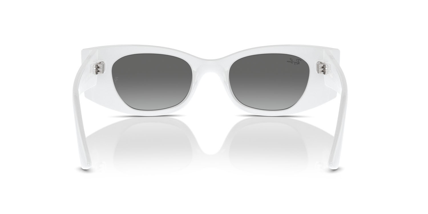 Sunglasses Ray-Ban Kat RB 4427 (675911) color bianco shape irregular lenses grigio