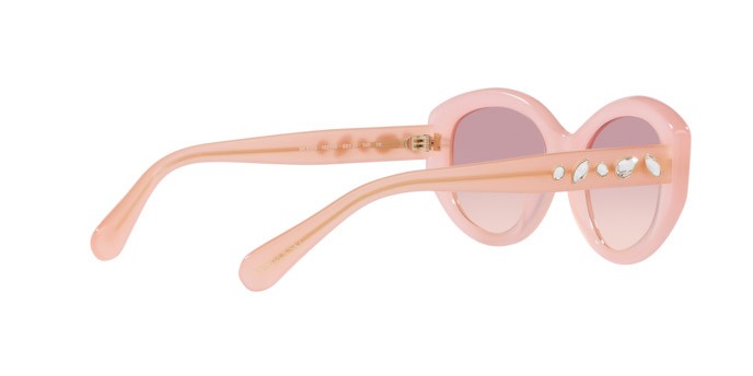 Occhiali da sole Swarovski SK 6005 (102568) colore rosa opalino forma irregolare lenti marrone sfumato violetto