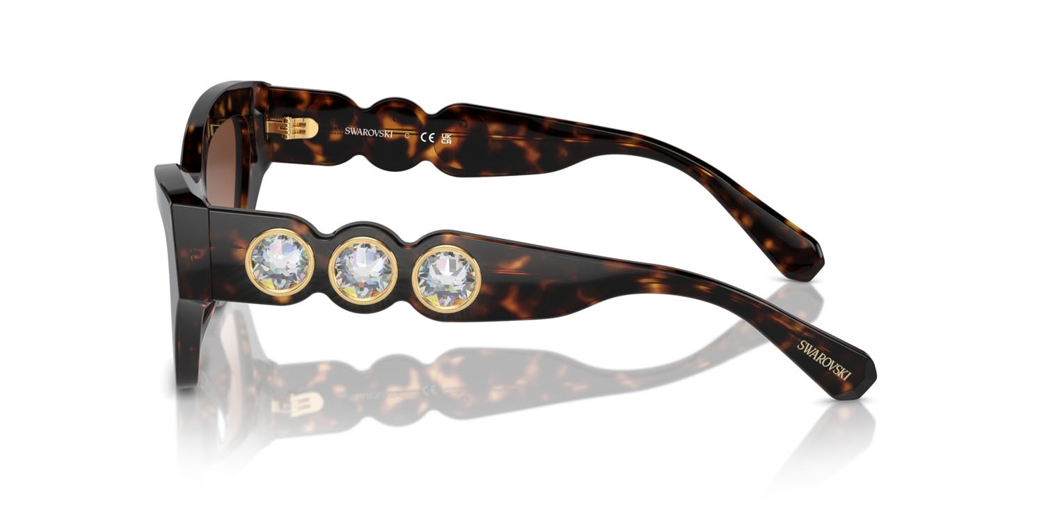 Occhiali da sole Swarovski SK 6021 (10023B) colore havana forma irregolare lenti marrone sfumato