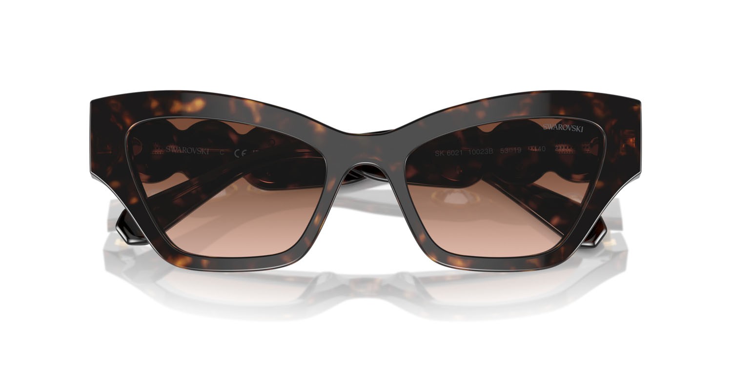 Occhiali da sole Swarovski SK 6021 (10023B) colore havana forma irregolare lenti marrone sfumato